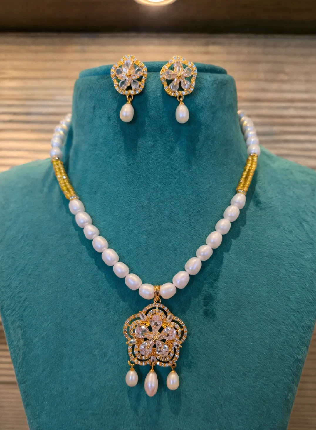 Elegant Pearl Necklace Set with Floral Pendant & Earrings thumbnail 5