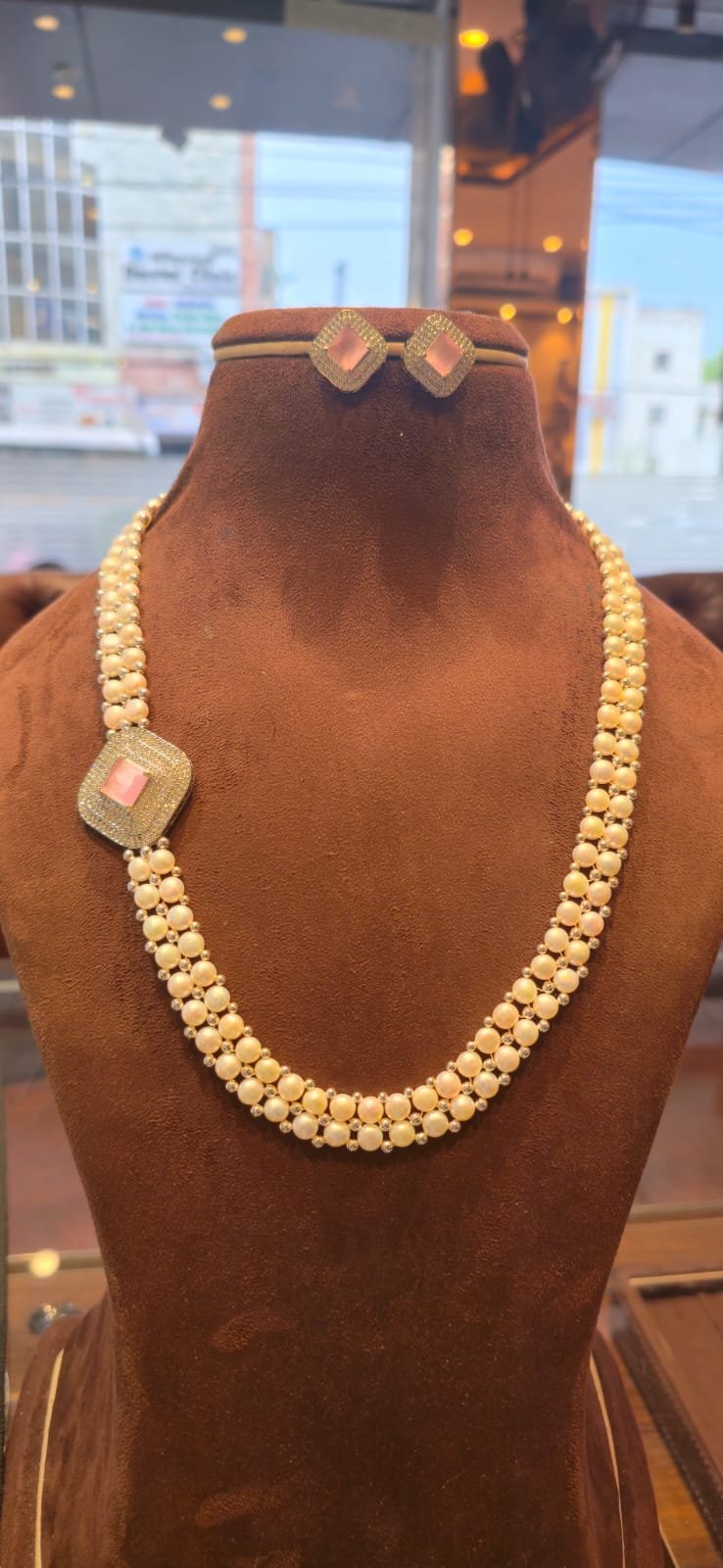 Elegant Pearl Necklace Set with Pink Stone Pendant & Earrings thumbnail 5